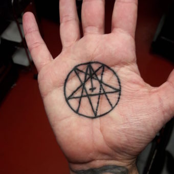 Hand poke par Dermogenese Tattoo