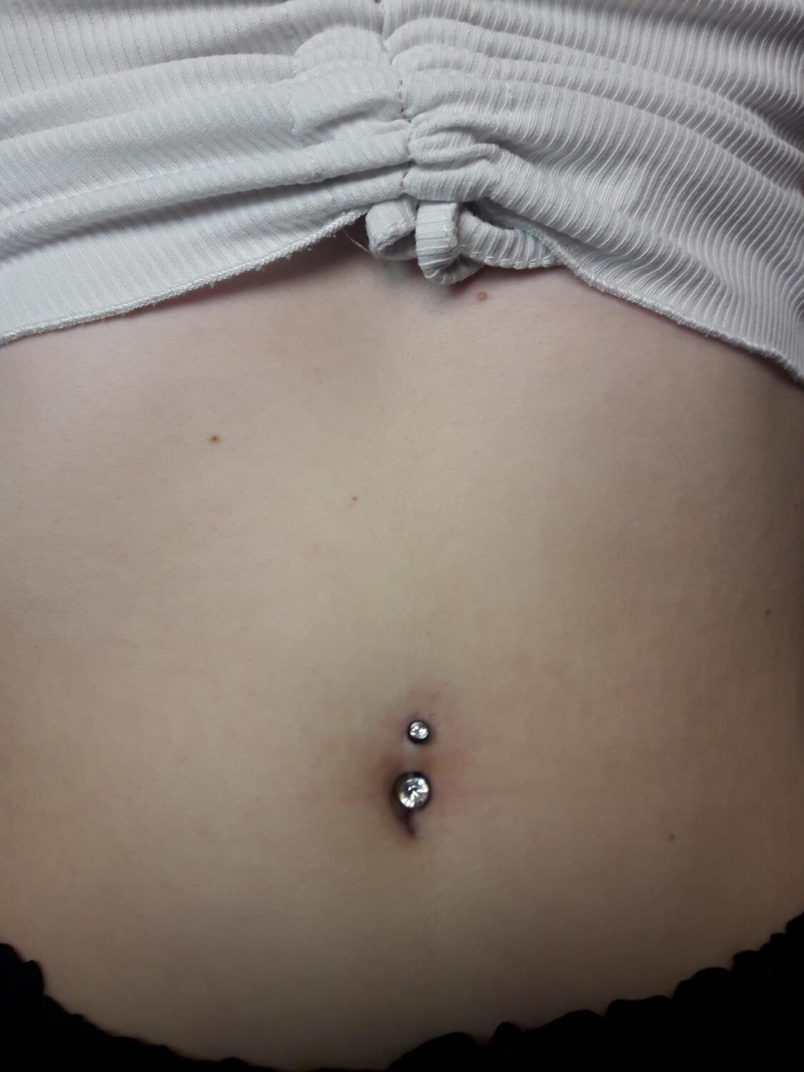 piercing au nombril par Dermogenese Tattoo piercing au nombril par Dermogenese Tattoo