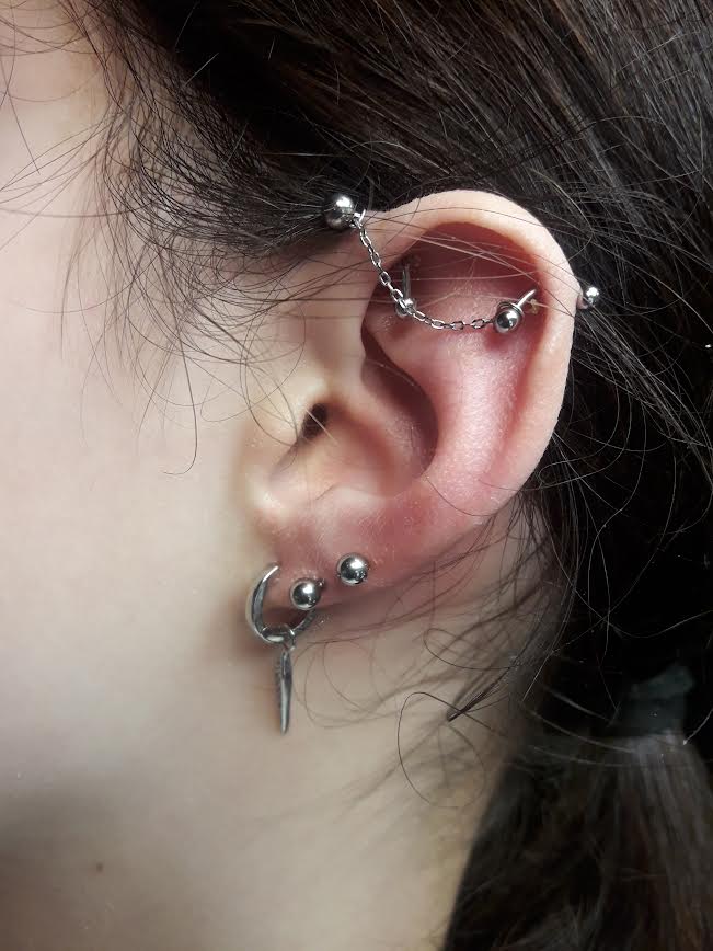 piercing helix et antihelix par Dermogenese Tattoo piercing helix et antihelix par Dermogenese Tattoo