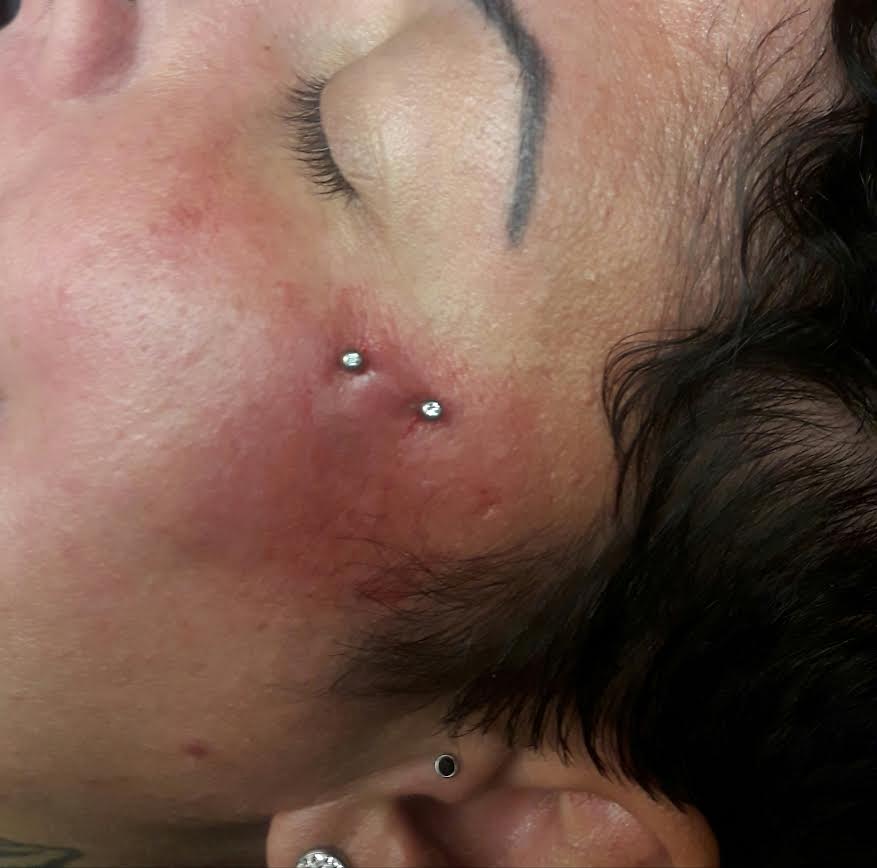 piercing œil de chat sourcilière par Dermogenese Tattoo piercing œil de chat sourcilière par Dermogenese Tattoo
