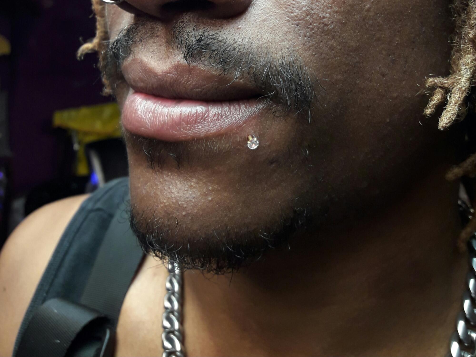 piercing-196-labret piercing au labret par Dermogenese Tattoo