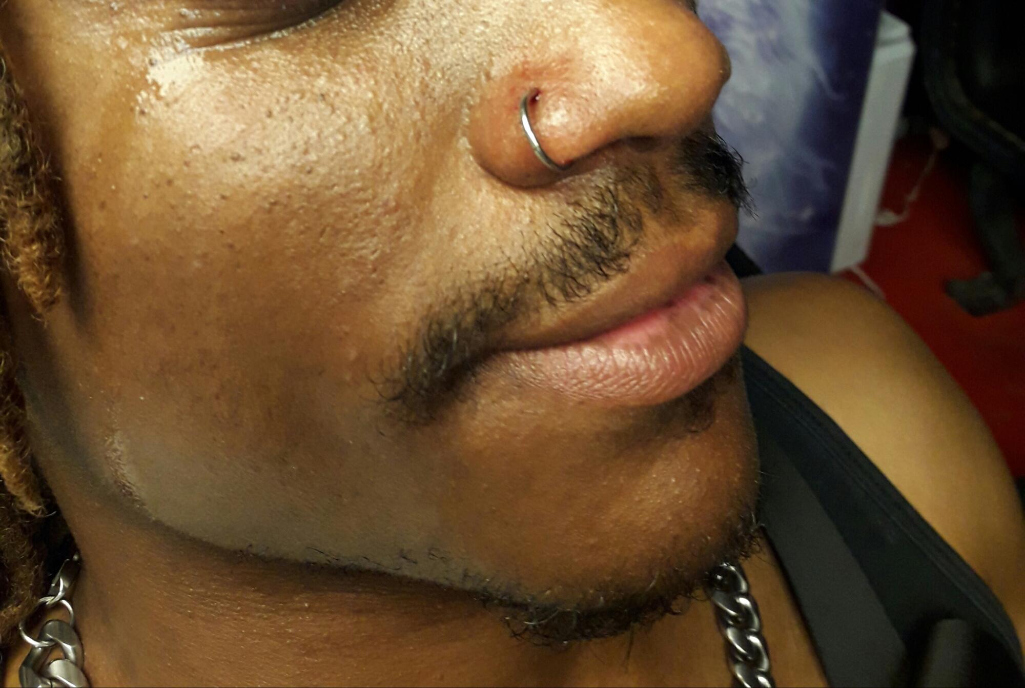 piercing à la narine par Dermogenese Tattoo piercing à la narine par Dermogenese Tattoo