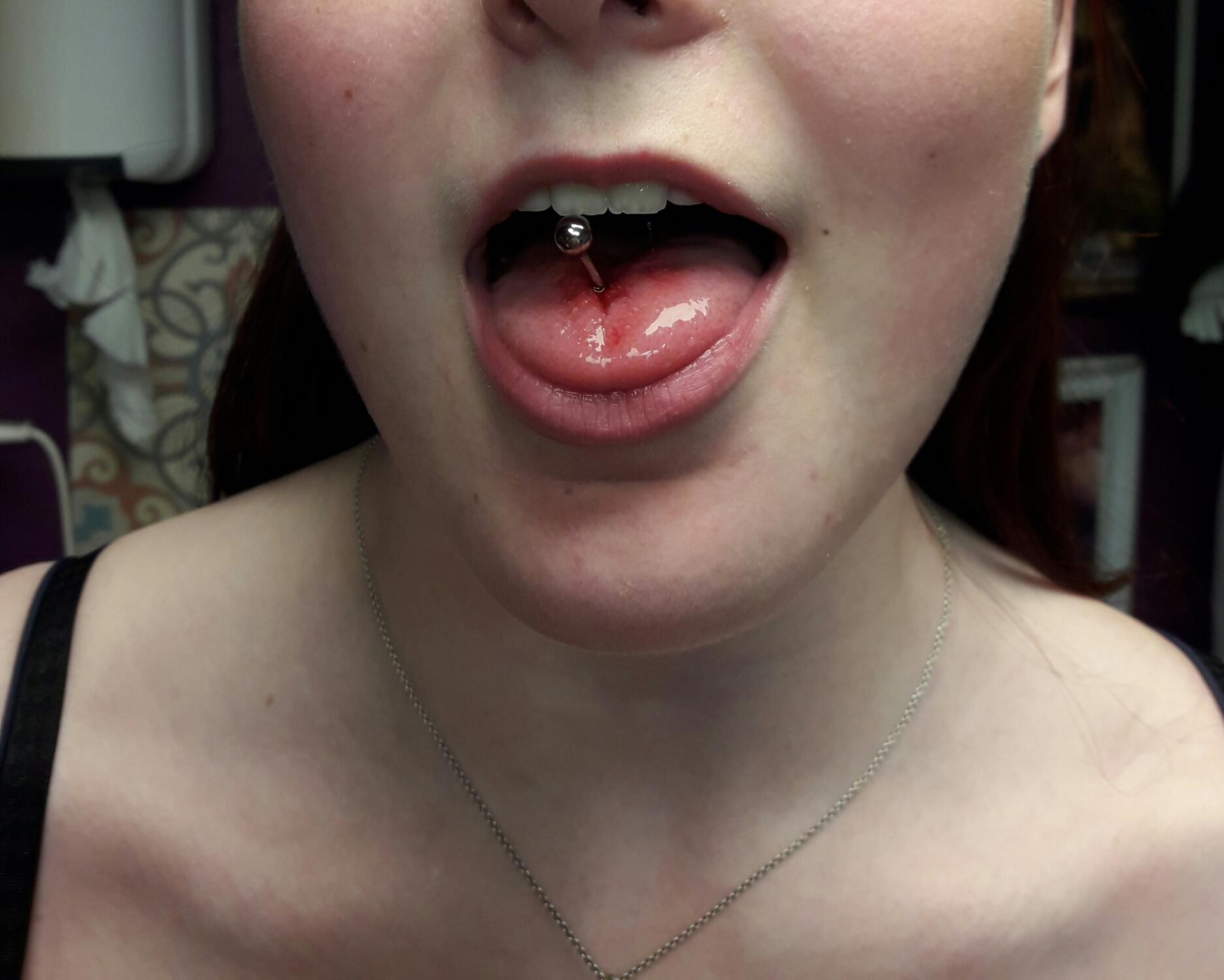 piercing à la langue par Dermogenese Tattoo piercing à la langue par Dermogenese Tattoo