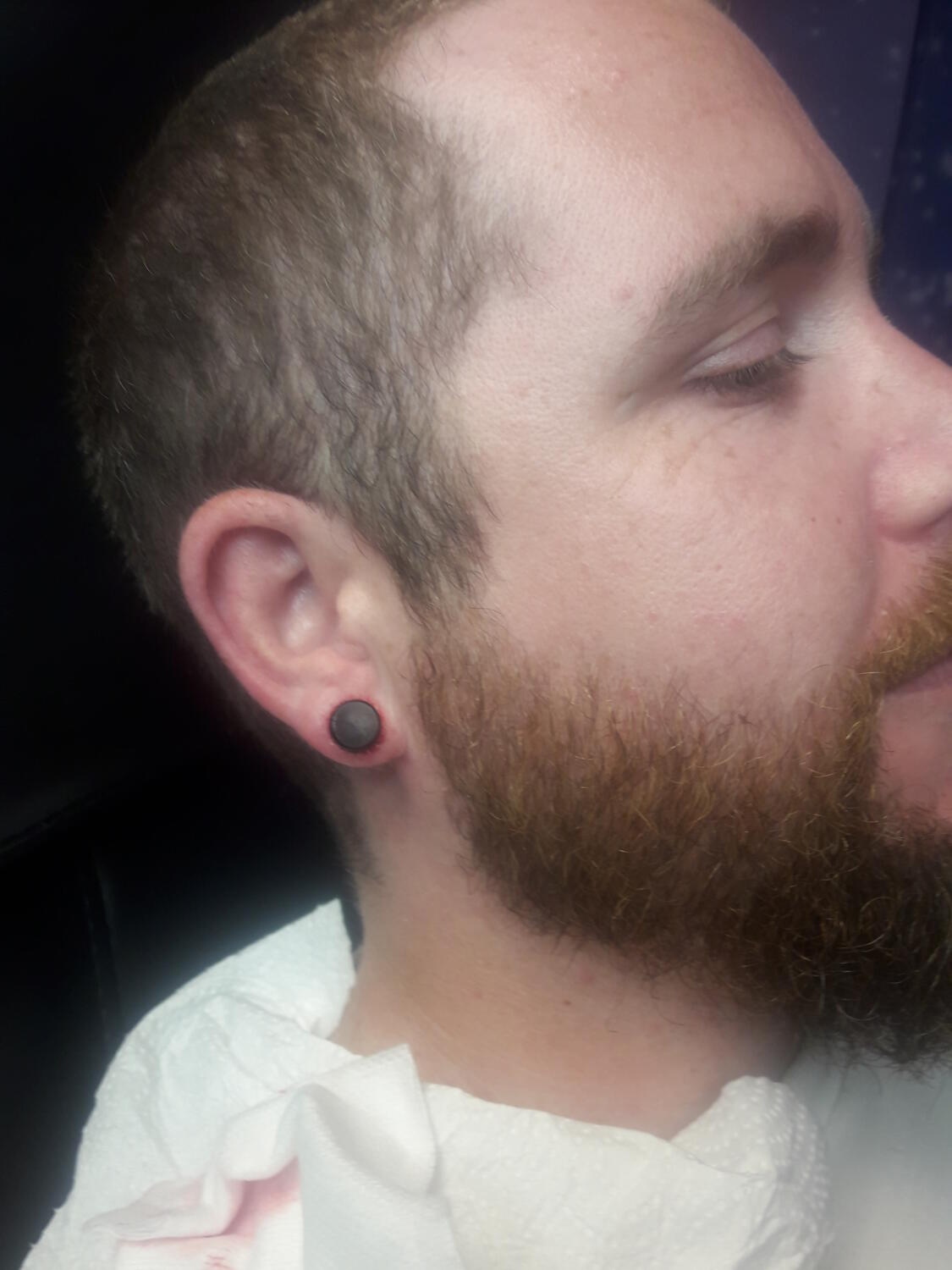 piercing au lobe stretché par Dermogenese Tattoo piercing au lobe stretché par Dermogenese Tattoo