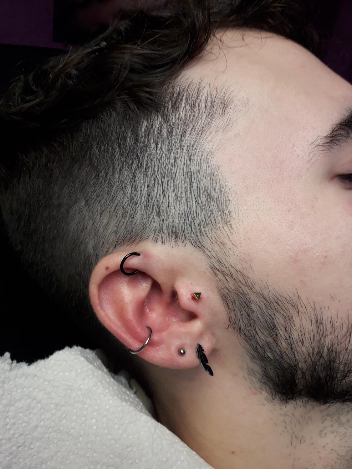 piercing lobe deux trous, conch, tragus et anti-helix par Dermogenese Tattoo piercing lobe deux trous, conch, tragus et anti-helix par Dermogenese Tattoo