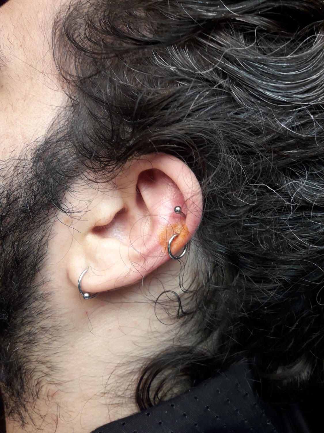 piercing double helix et lobe par Dermogenese Tattoo piercing double helix et lobe par Dermogenese Tattoo