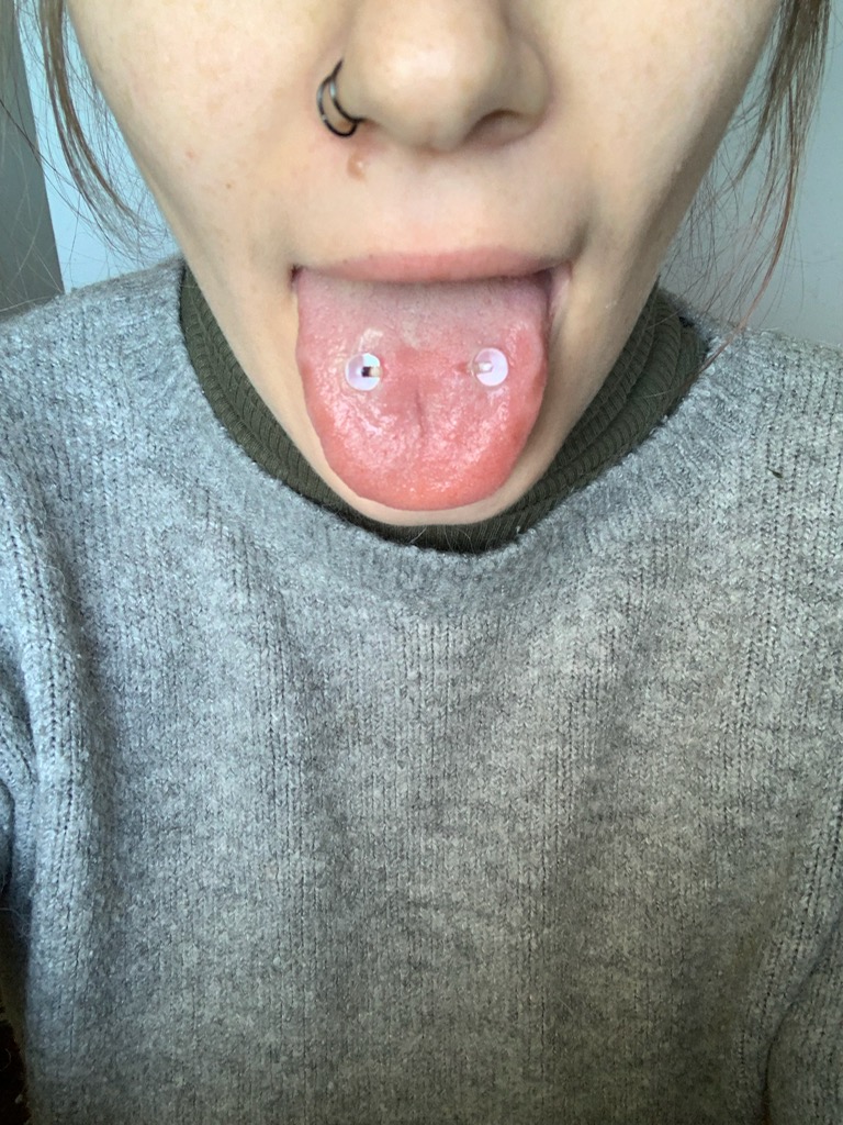 piercing à la langue par Dermogenese Tattoo piercing à la langue par Dermogenese Tattoo