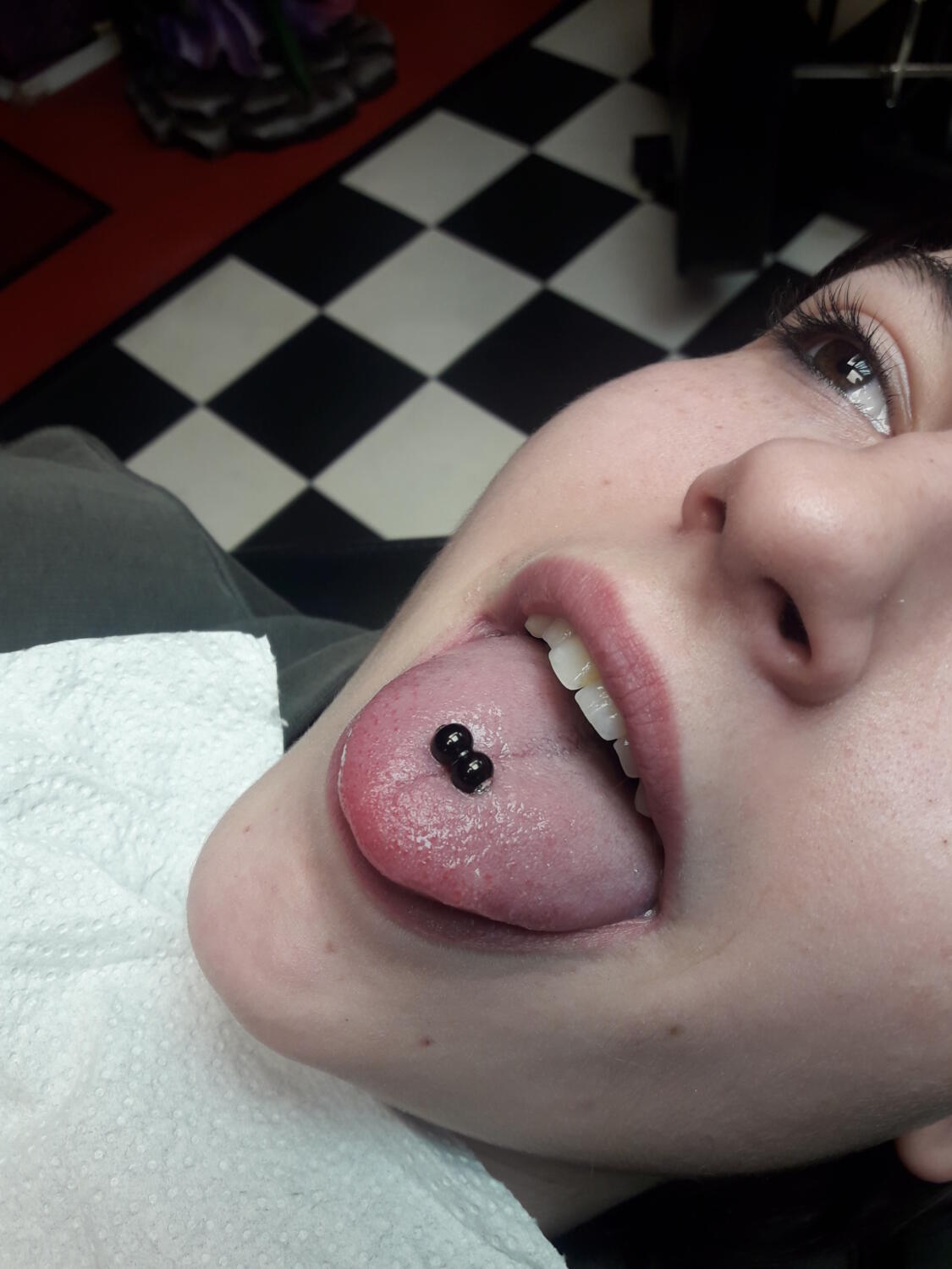 piercing à la langue par Dermogenese Tattoo piercing à la langue par Dermogenese Tattoo