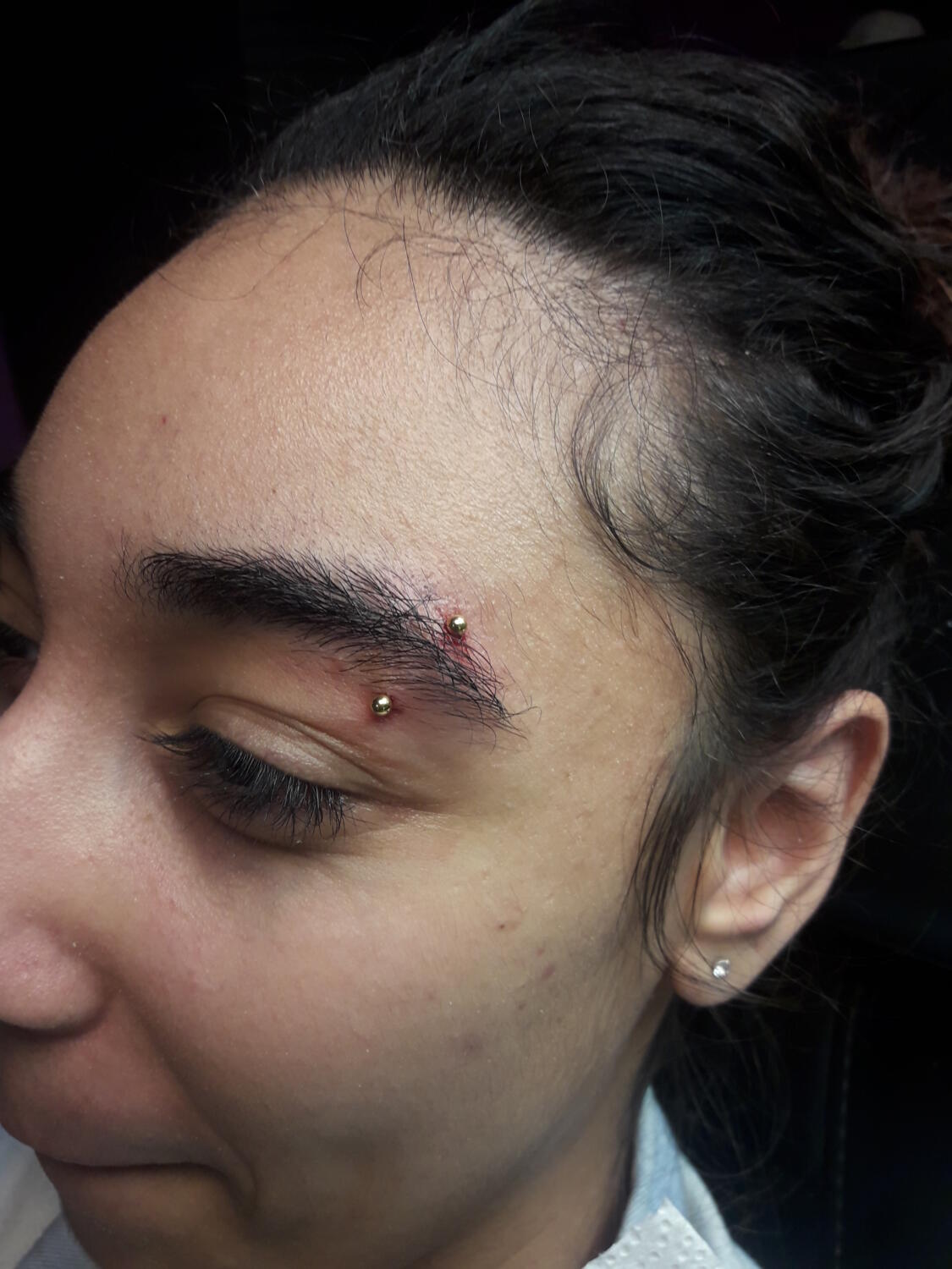 piercing à l’arcade par Dermogenese Tattoo piercing à l'arcade par Dermogenese Tattoo