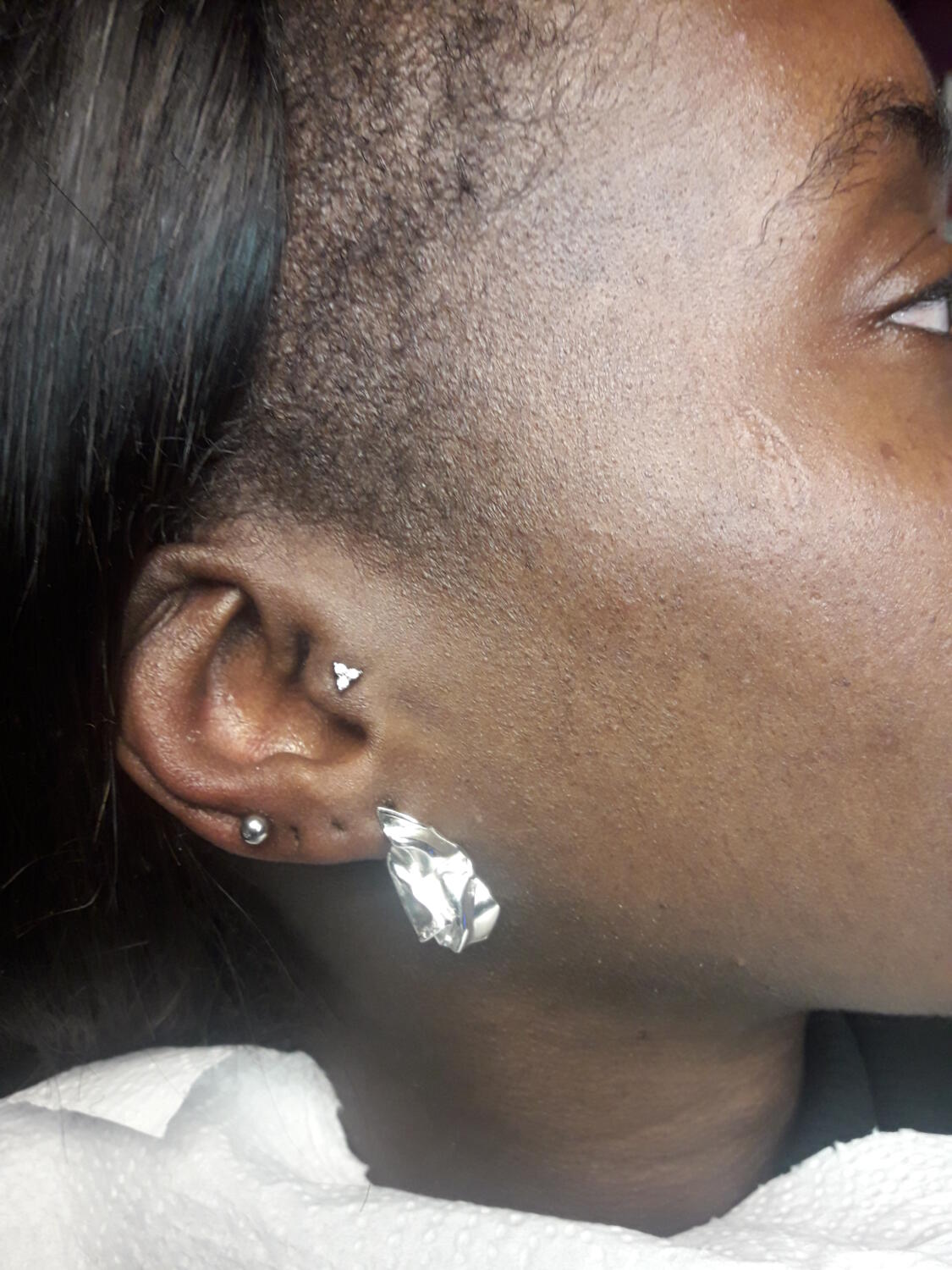 piercing tragus par Dermogenese Tattoo piercing tragus par Dermogenese Tattoo