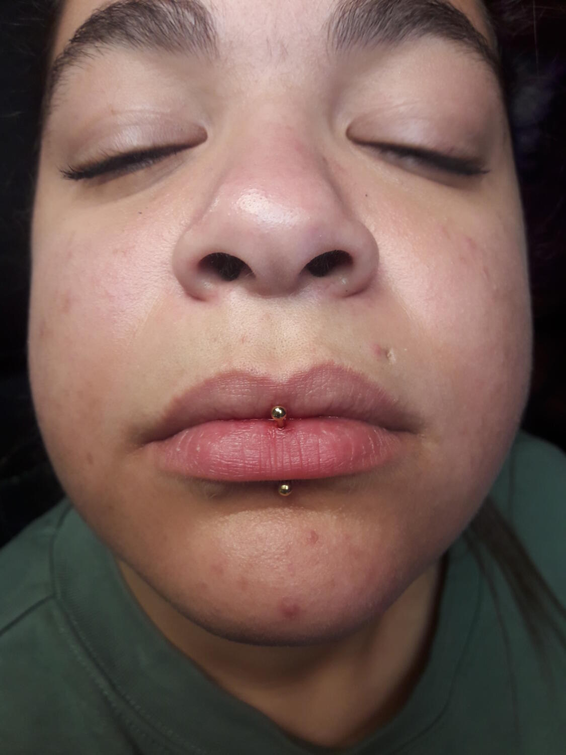 piercing labret vertical par Dermogenese Tattoo piercing labret vertical par Dermogenese Tattoo