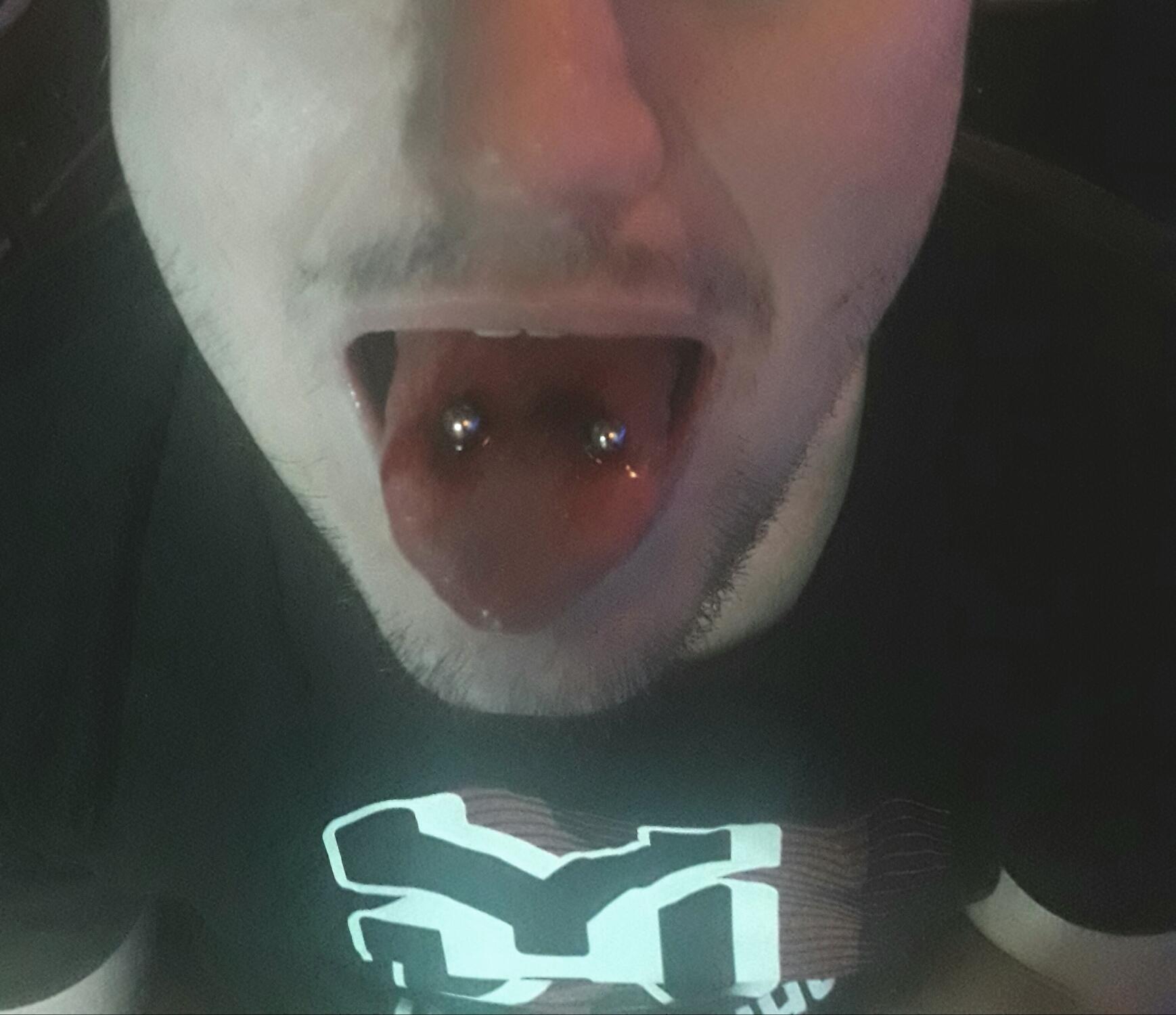 Piercing à la lange par Dermogenese Tattoo Piercing à la lange par Dermogenese Tattoo