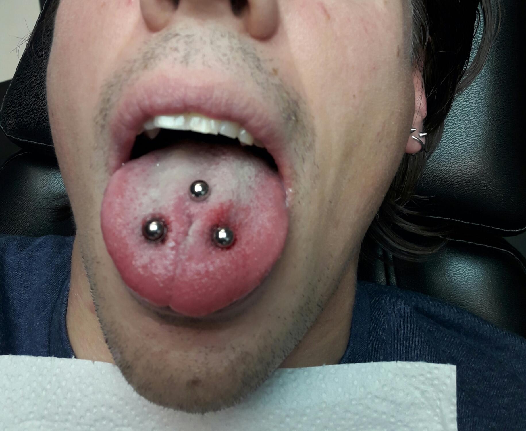 Piercing à la langue par Dermogenese Tattoo Piercing à la langue par Dermogenese Tattoo