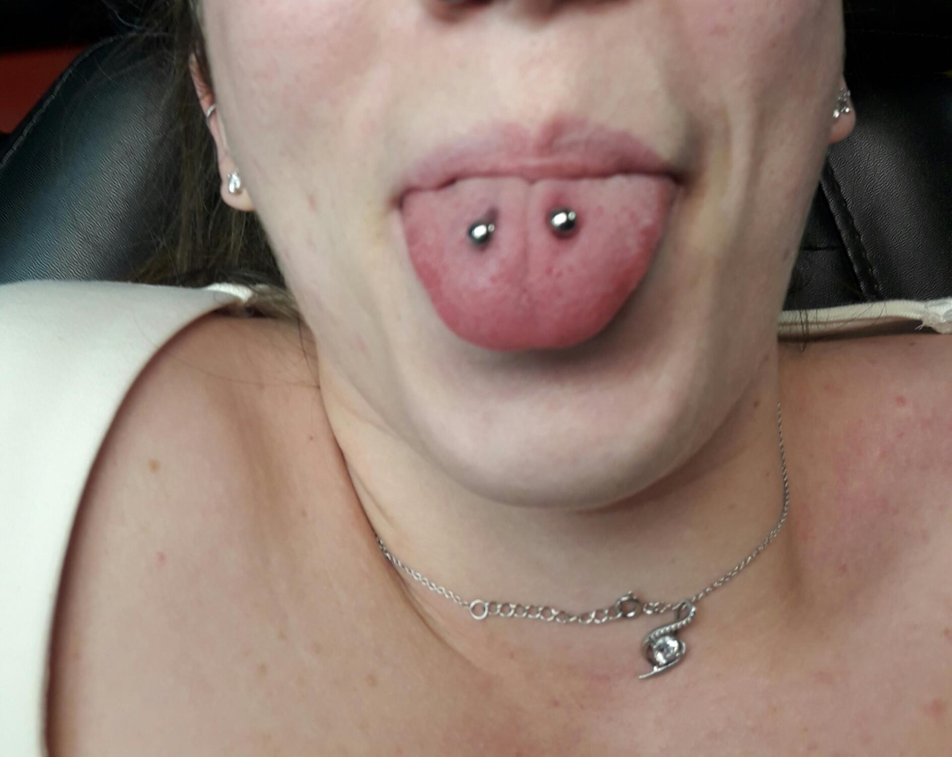 Piercing à la langue par Dermogenese Tattoo Piercing à la langue par Dermogenese Tattoo